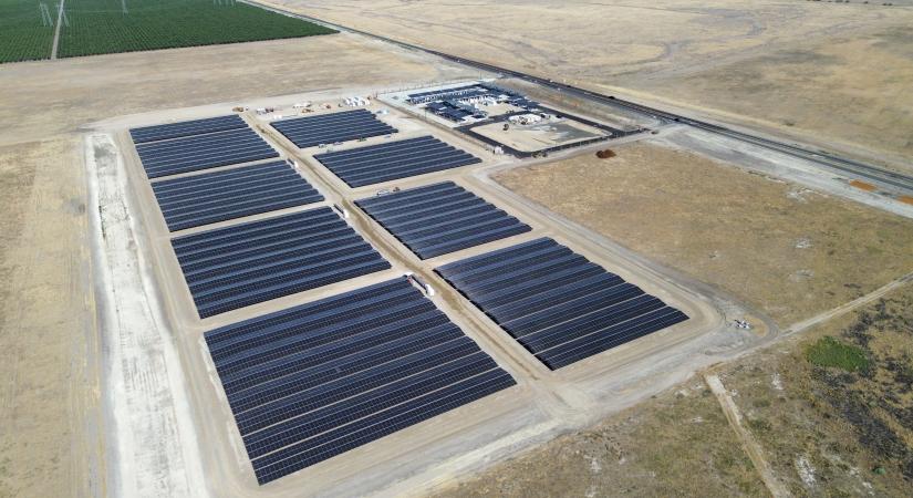 11 megawattnyi napelemet raktak Kalifornia legújabb töltőoázisa mellé
