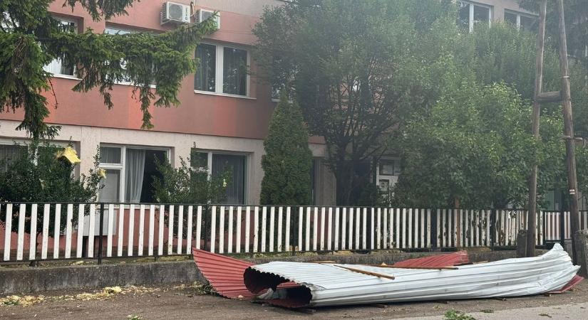 A mezőtárkányi iskola tetejét is megbontotta a vihar