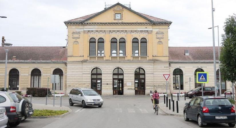 Ikreket szült a vasútállomáson, de csak az egyik baba maradt életben