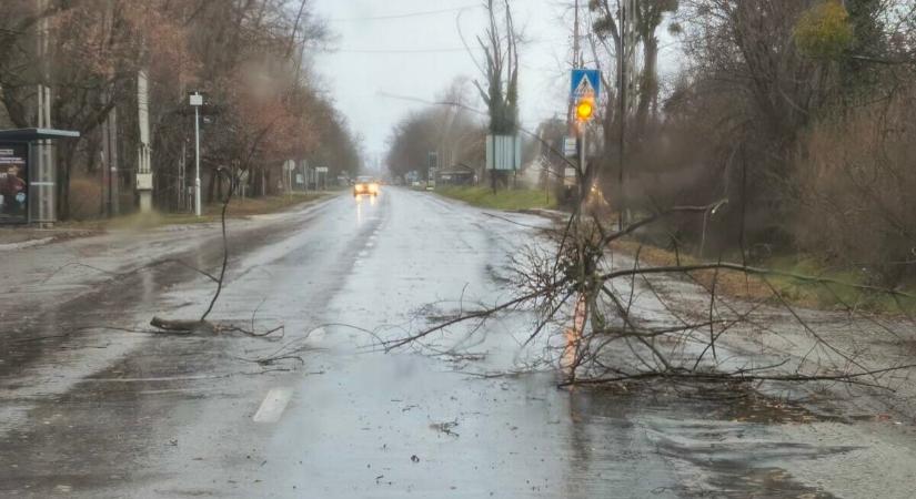 Súlyosbodik: a legmagasabb, harmadfokú riasztásokat adtak ki több járásra