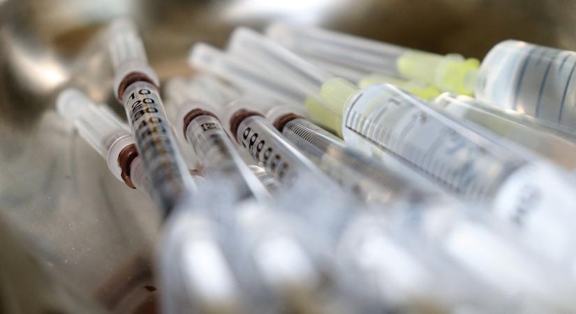 23 ember halt meg nem sokkal azután, hogy megkapták a koronavírus-vakcina első dózisát Norvégiában