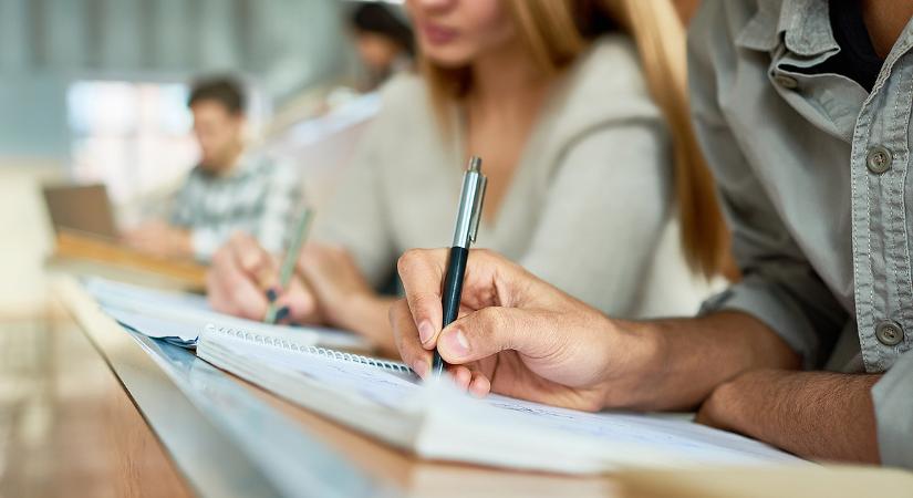 Ennyi pénzt kapnak a kormánytól azok az iskolás lányok, akik gyermeket vállalnak
