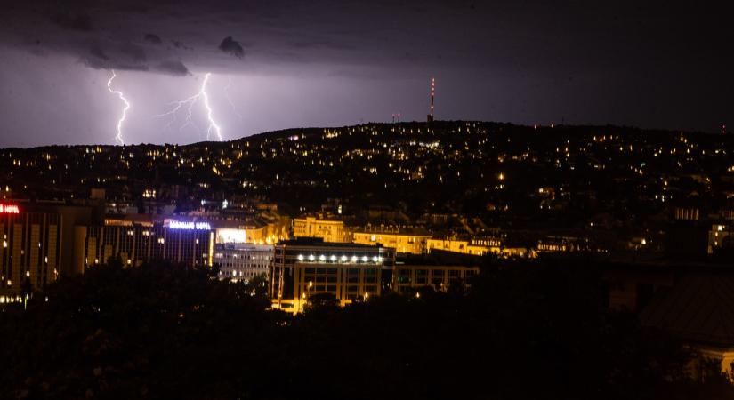 Kiadták a piros riasztást – Károkozó zivatarokra, brutális szélre és jégesőre figyelmeztetnek a meteorológusok