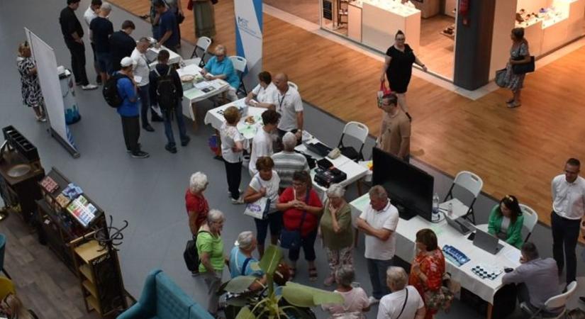 Furcsa jelenet a Miskolc Plázában – rendőrök mindenhol
