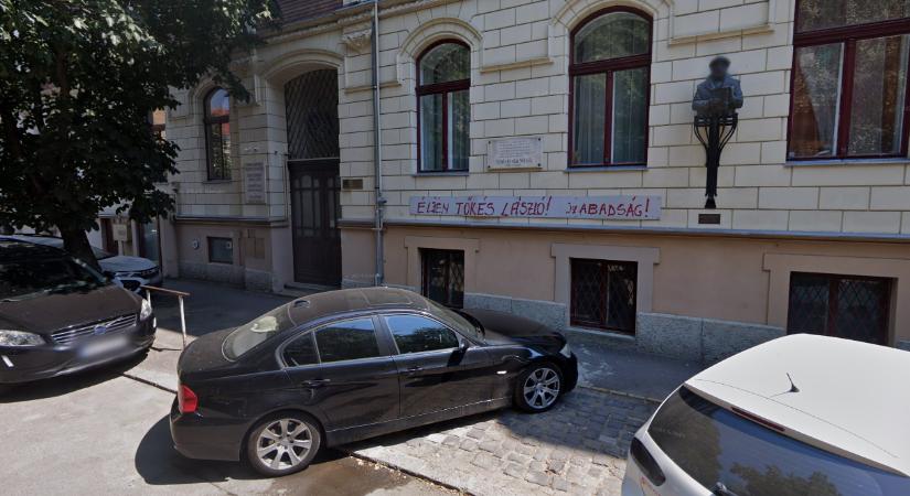 Leszaggatták a temesvári református templom faláról a forradalom „magyar hangját”