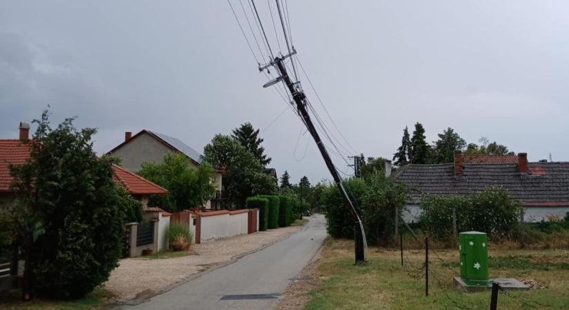 Vihar szaggatta szét a vezetékeket, 165 ezer háztartásban áram sem volt