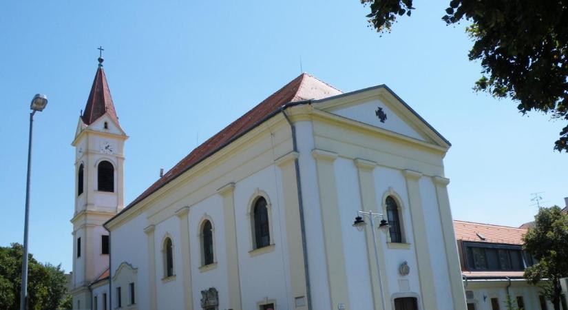 Kiszolgáltatják a betegek szentségét a Győr-nádorvárosi Kálvária utcai templomban