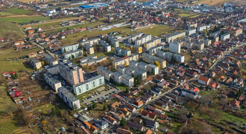 Szennyvízzel telt tömbházpincéket tisztítanak és fertőtlenítenek Sepsiszentgyörgyön