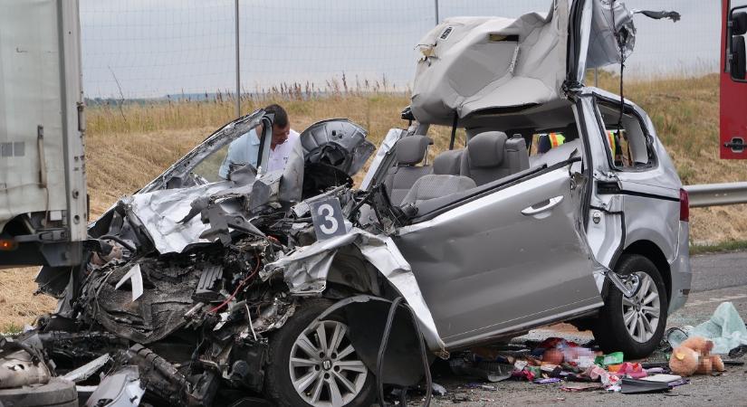 Három felnőtt és egy gyermek meghalt egy, az M1-esen történt horrorbalesetben
