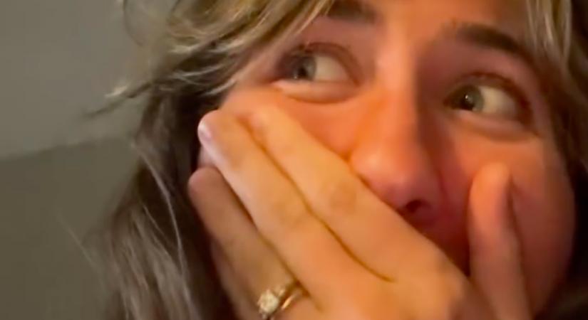 Az egyévesnek kell ébresztenie a bátyját: amikor az anyjuk benéz, hangos nevetésben tör ki - Videó