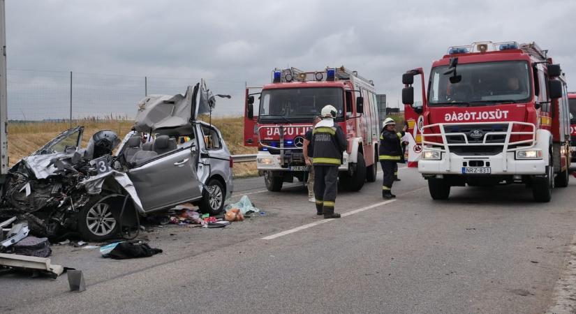 Egy gyerek és három felnőtt meghalt az M1-esen történt balesetben