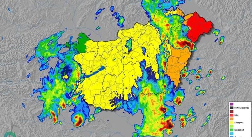 Kiadták a harmadfokú riasztást a várható heves zivatarok miatt