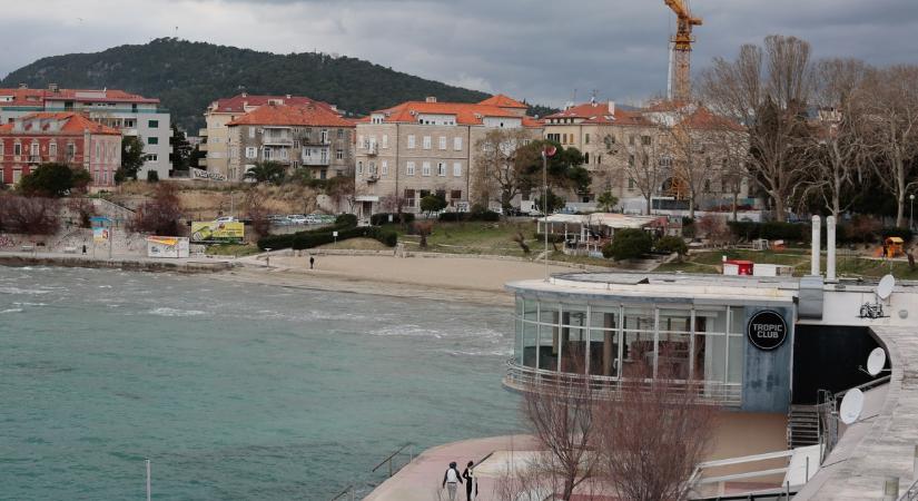 Drámai felvételek a horvát tengerpartról, elszabadult komp süllyesztett el egy turistahajót Splitnél