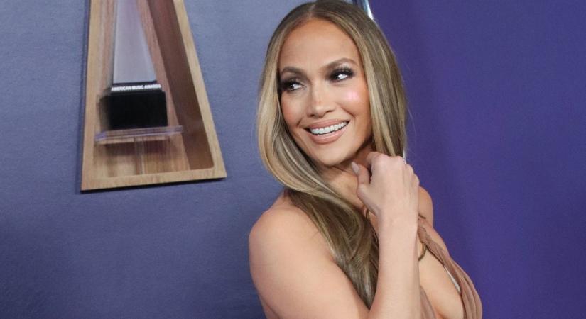 Jennifer Lopez tűzforró bikinis fotóitól az egekbe szökik a hőmérő! A medence partján villantott kerek popsit a bombázó