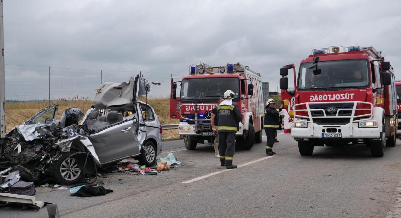Három felnőtt és egy gyermek halt meg az M1-esen