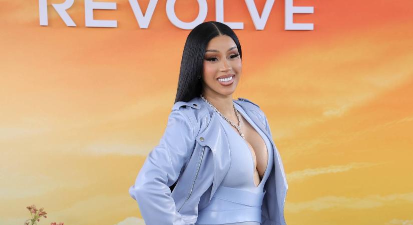 Cardi B ruháját csak a szentlélek tartotta, Jennifer Anistont egy igazi szívtipróval kapták le