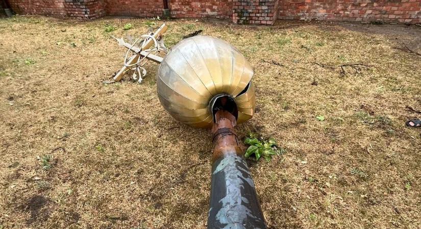 Megtépázta a templomot a vihar, elképesztő magasságból zuhant a mélybe egy hatalmas eleme