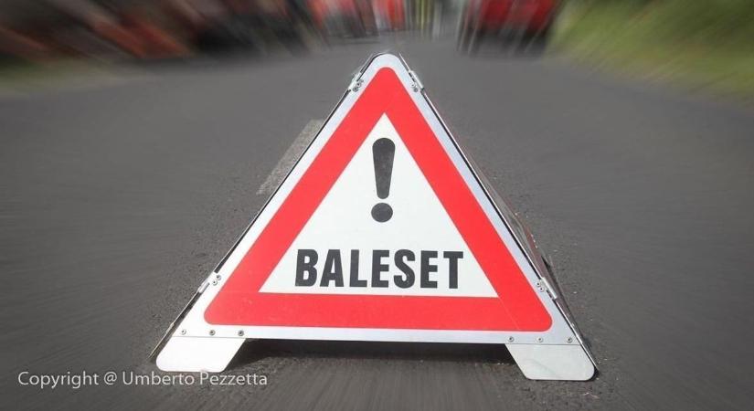 Két autó ütközött a 74-esen Zalaegerszeg határában, az útszakaszt teljes szélességében lezárták