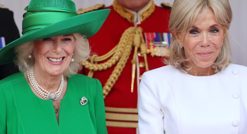A 72 éves Brigitte Macron meghódította Angliát: Károly királyékkal nyitott hintóban tündökölt