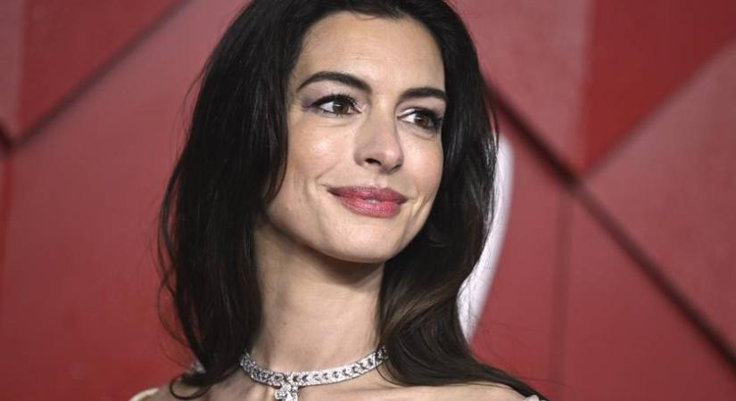 A 42 éves Anne Hathaway melltartó nélkül pózolt a Vouge kedvéért: melleit hatalmas kövek takarták