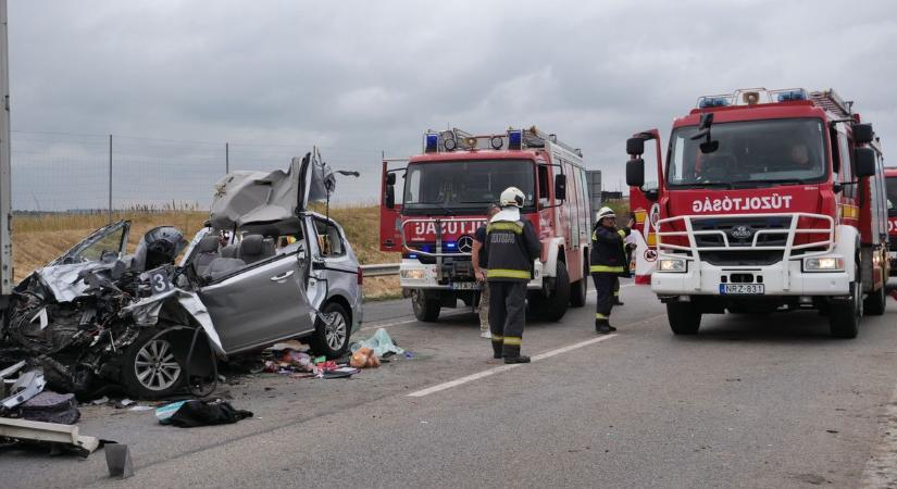 Horrorbalesetben hunyt el egy gyermek és három felnőtt az M1-esen