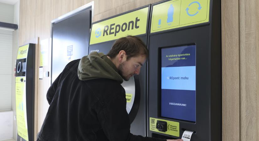 A boltok 16 milliárd forintot kerestek a palackvisszaváltáson, mégis emelnének a kezelési díjon