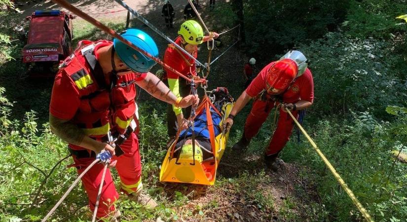 Siklóernyőzés közben a hegyoldalnak csapódott sérültet mentettek