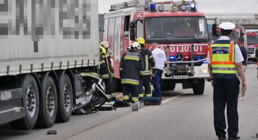Tragédia az M1-es autópályán: többen meghaltak