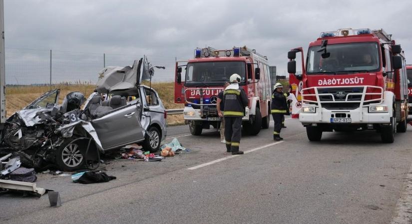 Horrorbaleset az M1-es autópályán: három felnőtt és egy gyermek vesztette életét - fotó