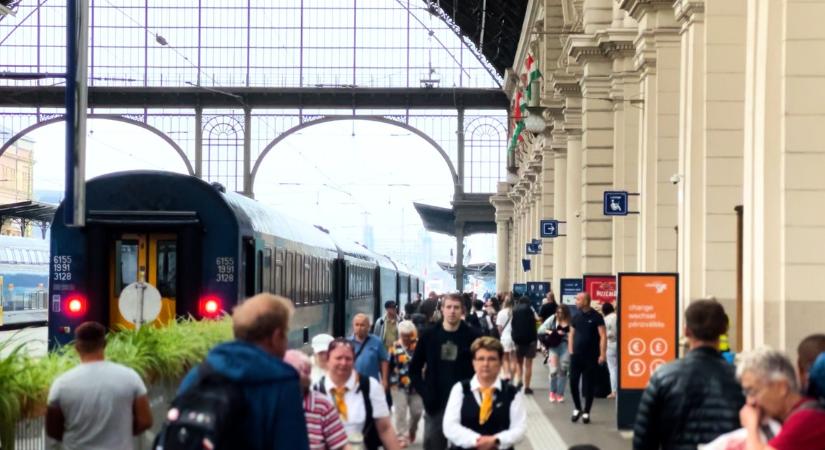 A vonat nem vár, a sorompó áll – A Keleti pályaudvaron ragadt utasokat kérdeztük – videó