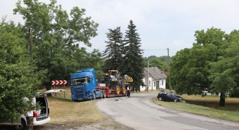 Kamion és autó ütközött, mentőhelikopter érkezett a helyszínre