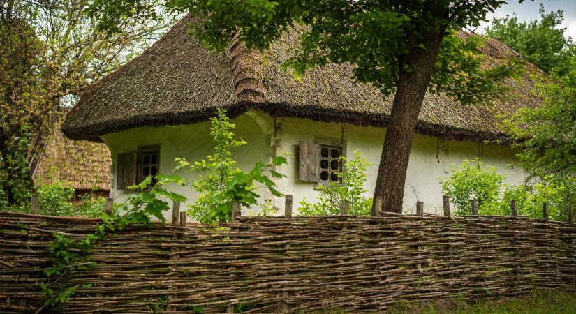Hosszú parasztház, nyári konyhával – homevágy a gyerekkorba