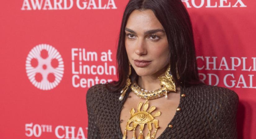 Dua Lipa pöttyös bikinije szexi és megfizethető