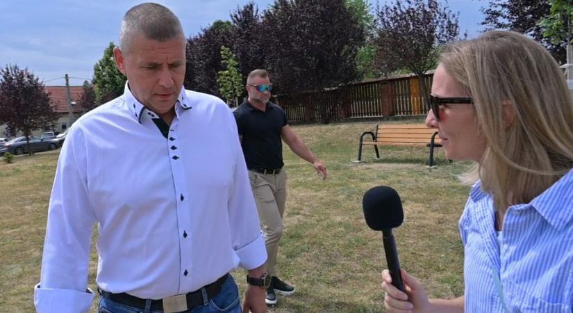Magyar Péter testőre ezúttal a Vác Online riporterét lökdöste, amiért Ruszin-Szendi Romuluszt kérdezték (VIDEÓ)