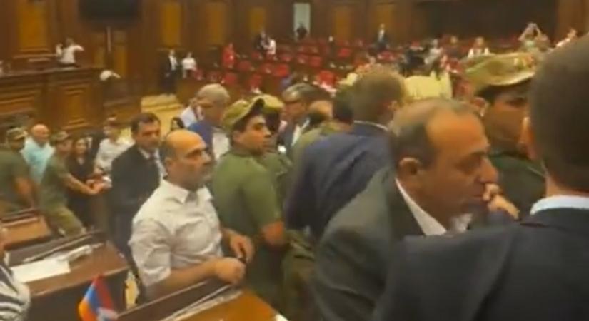 Egymást ütötték a politikusok az örmény parlamentben, videóra vették a balhét