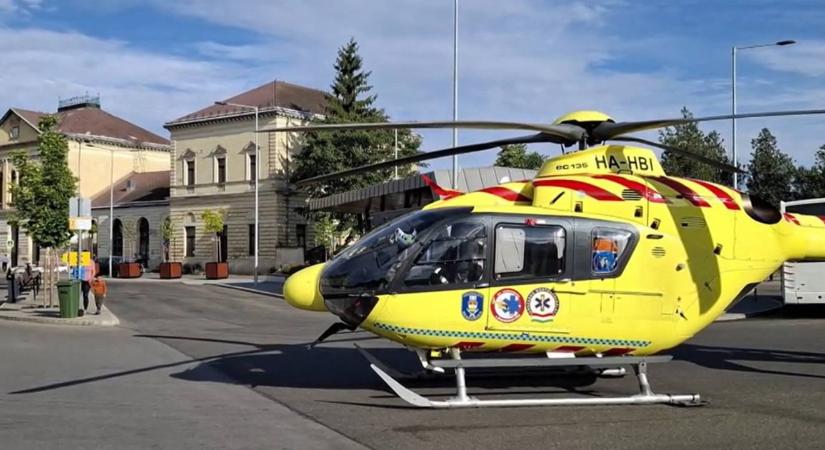 Beindult a szülés egy nőnél a füzesabonyi vasútállomáson: a mosdóban hozta világra ikreit, az egyik baba azonban meghalt