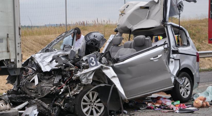 Részletek derültek ki az M1-esen történt tragédiáról: ez okozhatta a balesetet, amelyben meghalt három felnőtt és egy gyerek