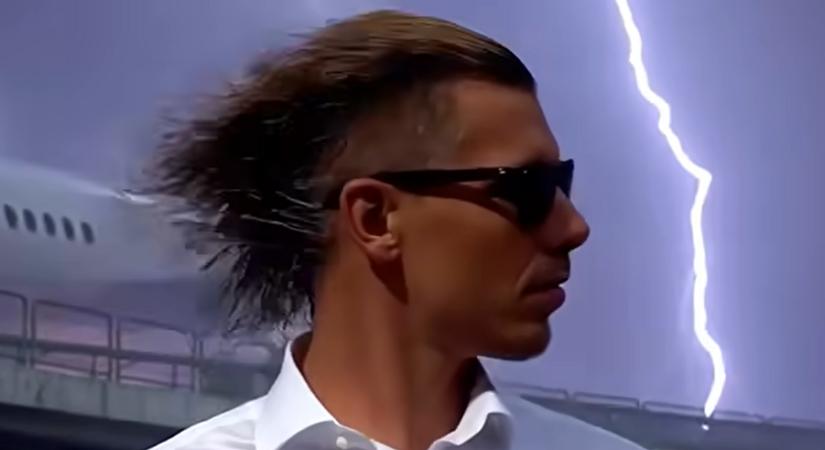 Egymillióan látták Kocsis Máté AI-generált videóját Magyar Péterről a repülőtéren