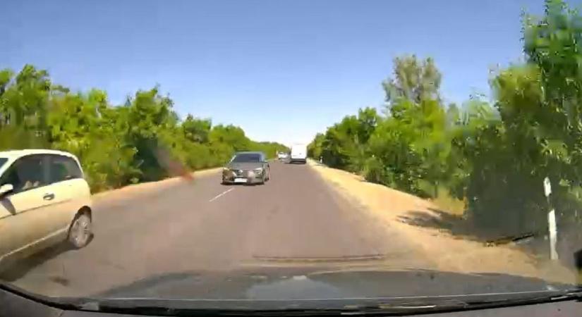 A kocsisorok közé vágódott egy autó a 4-esen, rendkívüli tettel próbált életeket menteni egy sofőr – videóval