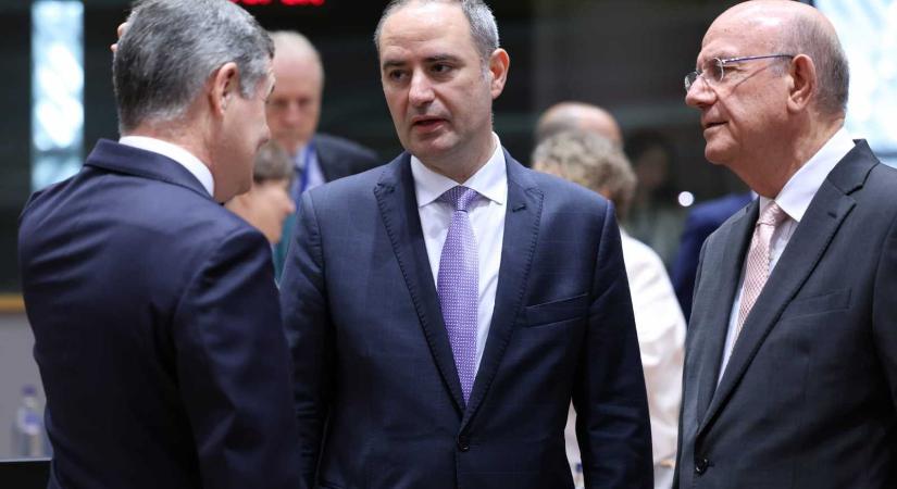 Pénzügyminiszter: a deficitcsökkentő csomag megteremti az államháztartás egyensúlyát