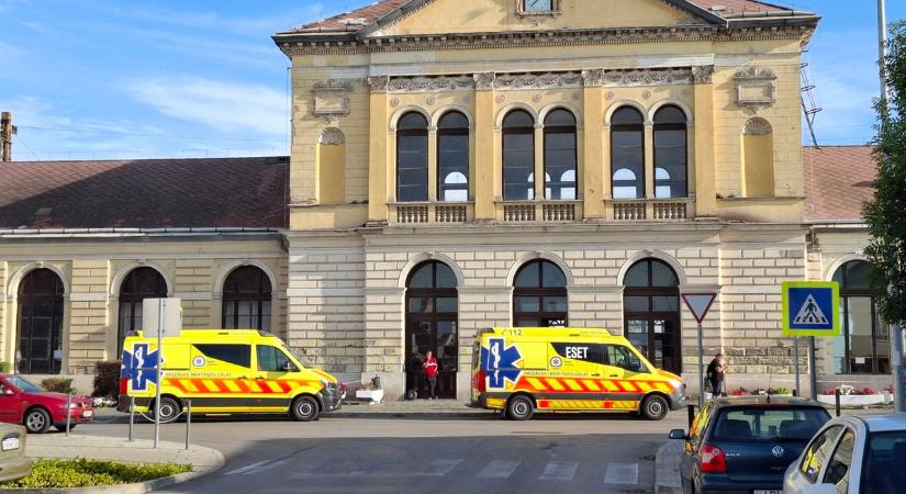 Szívszorító tragédia a füzesabonyi állomáson beindult ikerszülésnél - az egyik baba meghalt  videó