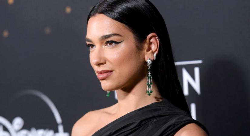 Dua Lipa olyan pucérruhában lépett ki az utcára, hogy csak pislogunk