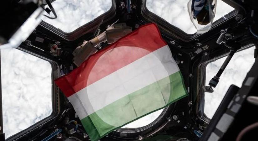 Évtizedek kellettek hozzá, de ismét nem mindennapi magasságba került a magyar zászló