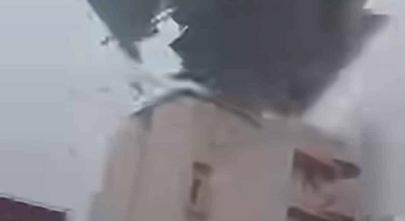 Videón, ahogy a szél leszakította az SZTE épületének több tonnás tetőszerkezetét