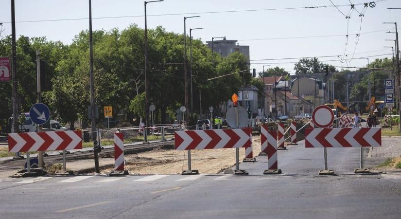 Itt is betett a vihar, marad a sávlezárás Debrecen forgalmas pontján