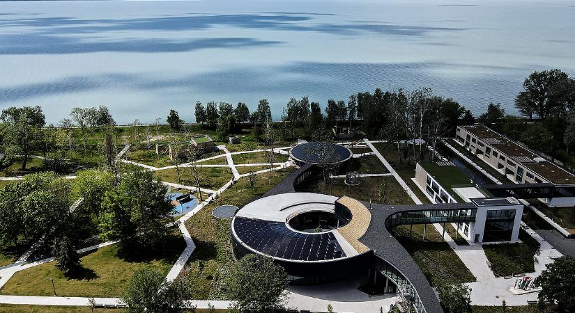 Gigantikus esernyő kellene a Balaton fölé, mert az eső lerombolhatja a szállodaipart