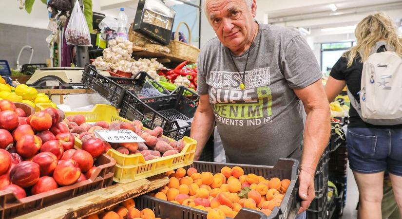 Már-már unikum, de a győri kofa mindenkit nyugtatott a slágergyümölcs kapcsán