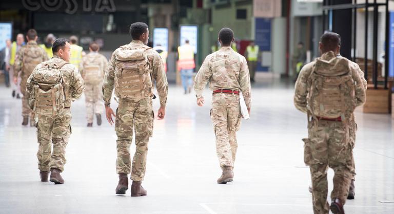 A londoni kórházakban már katonákat vetnek be