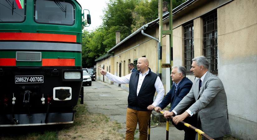 Borzalmas hírt közölt Lázár János: Villámcsapás érte a MÁV dolgozóját