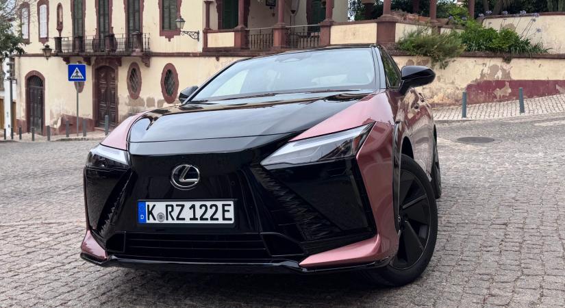Versenyautó kormányt kapott a Lexus villany-SUV-ja